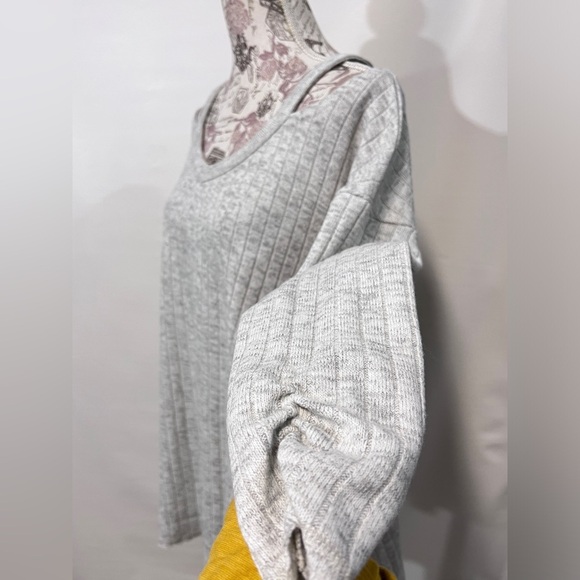 UMGEE Light gray ribbed cold shoulder knit top‎ size M - Picture 10 of 15